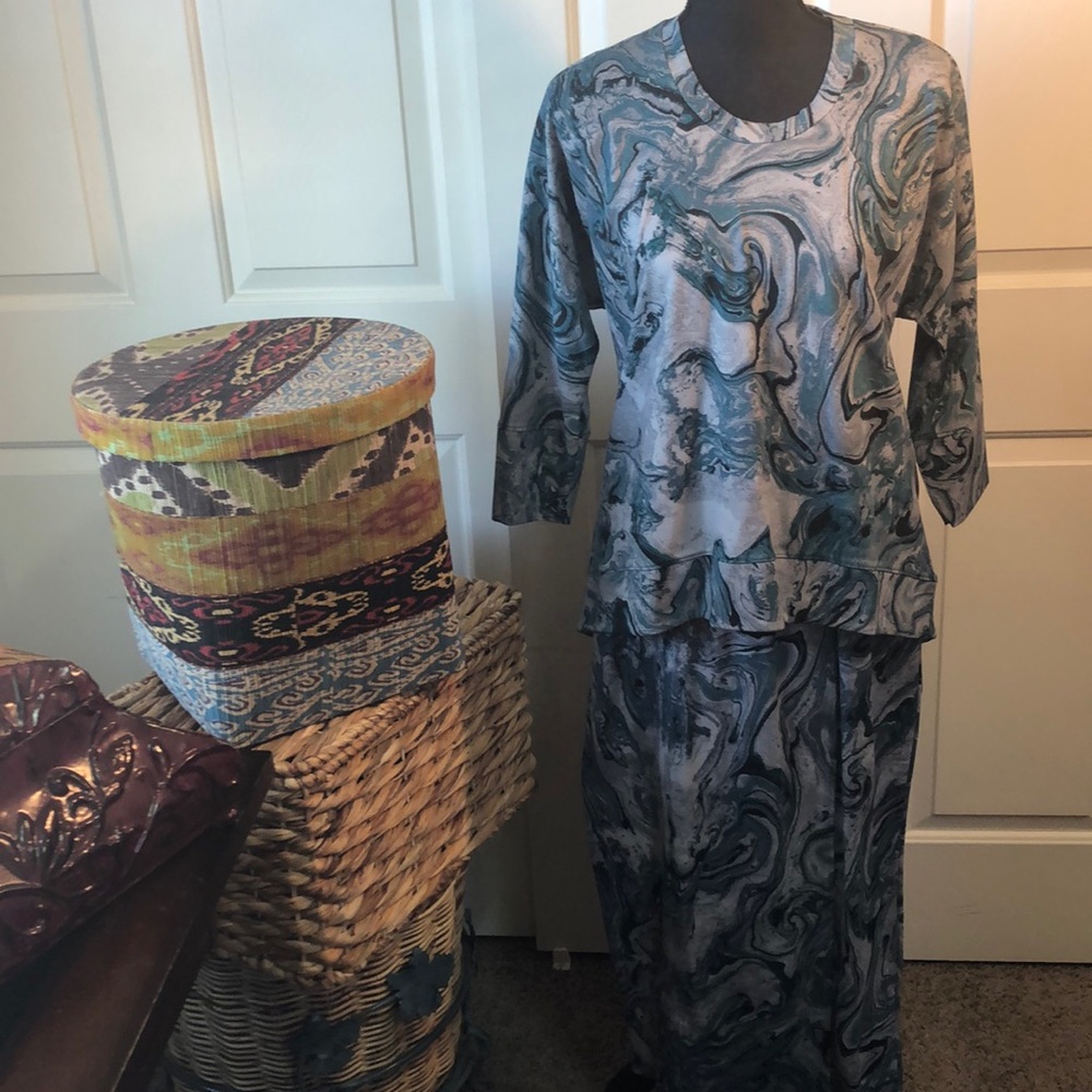 🛍 Melissa McCarthy Top and Skirt Set